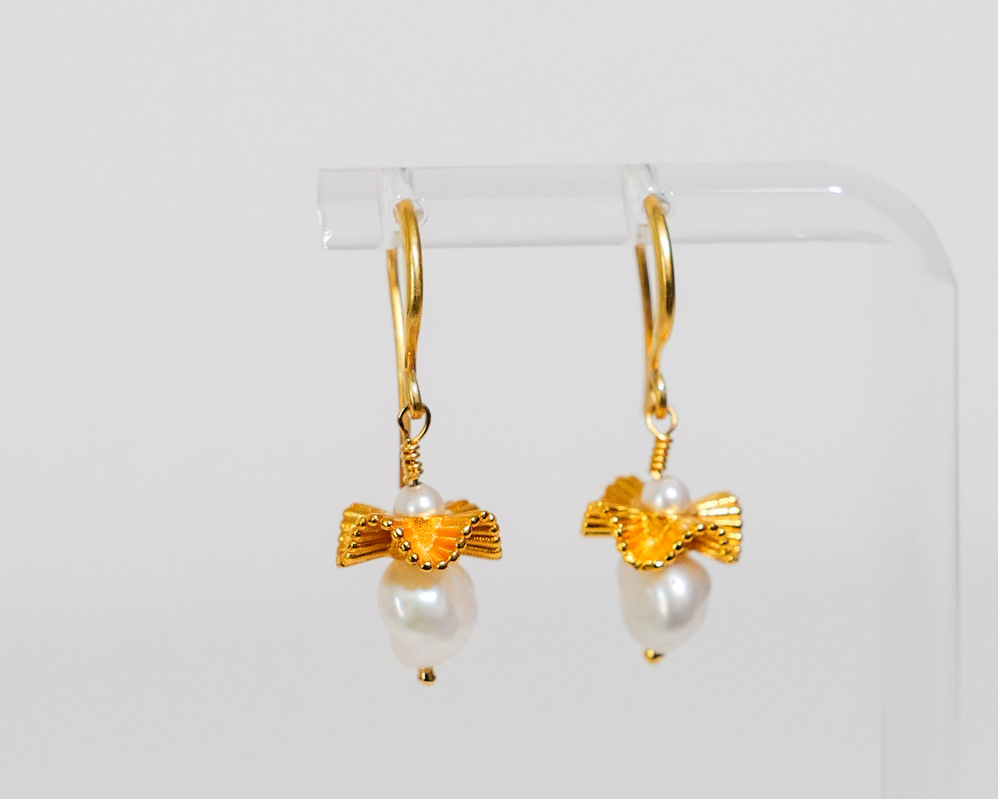 Pearl dangle with wavy accent