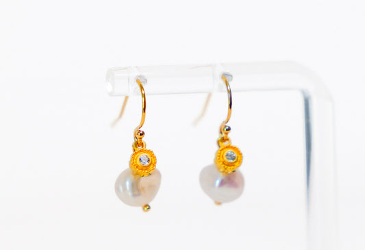 Freshwater pearl dangle earring